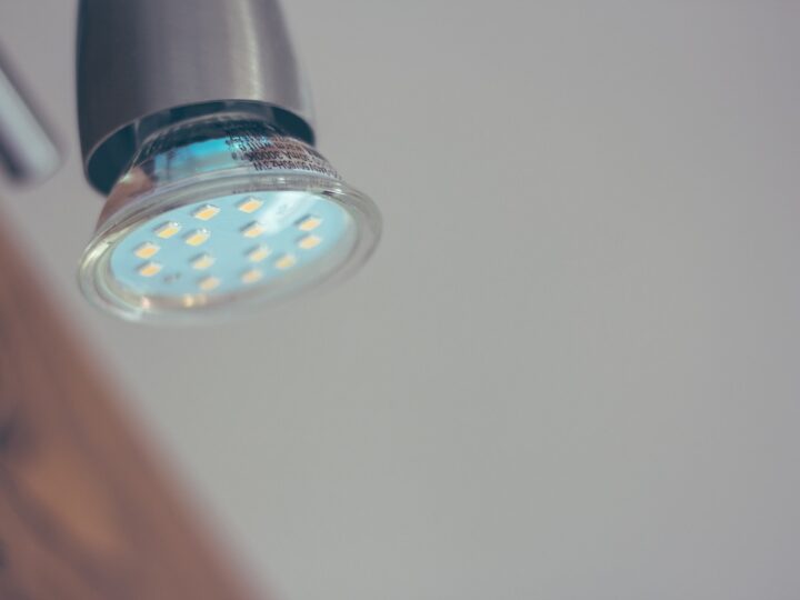 Zalety stosowania oświetlenia LED w domach i biurach.