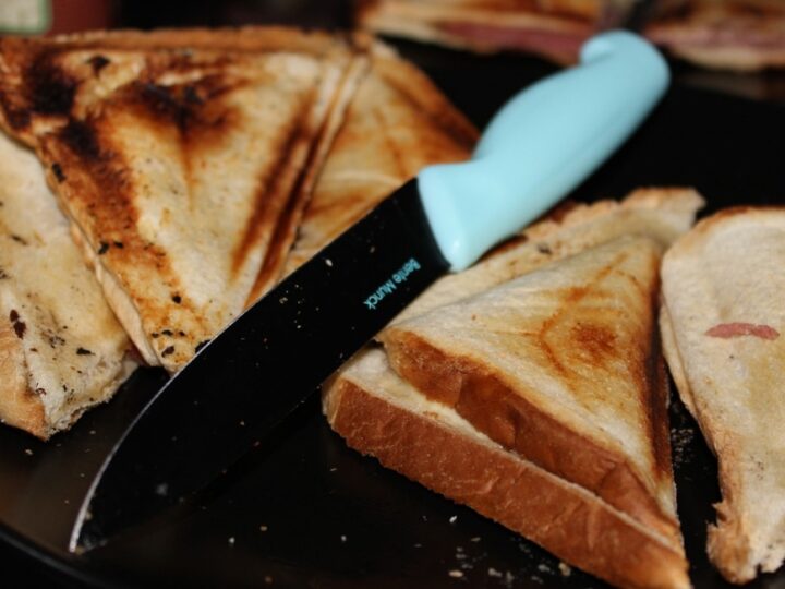 Jak prawidłowo i bezpiecznie przeprowadzić proces czyszczenia tostera i gofrownicy?