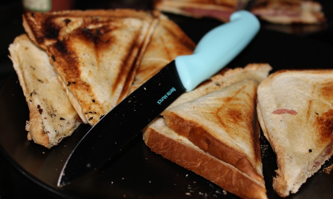Jak prawidłowo i bezpiecznie przeprowadzić proces czyszczenia tostera i gofrownicy?