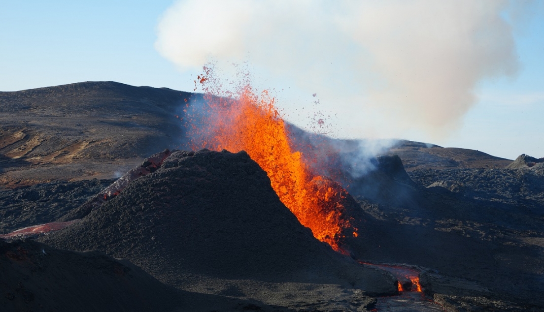 Potężna Etna – najwyższy wulkan Europy wypluwa lawę i popiół