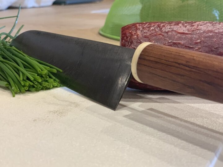 Mistrzowskie techniki ostrzenia noży kuchennych bez użycia ostrzałki