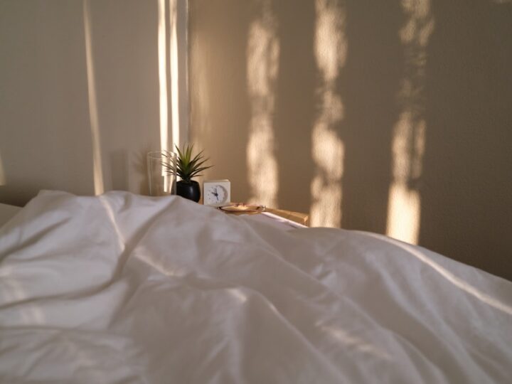 Półkotapczan czy tradycyjna kanapa? Co lepiej sprawdzi się w małym wnętrzu?