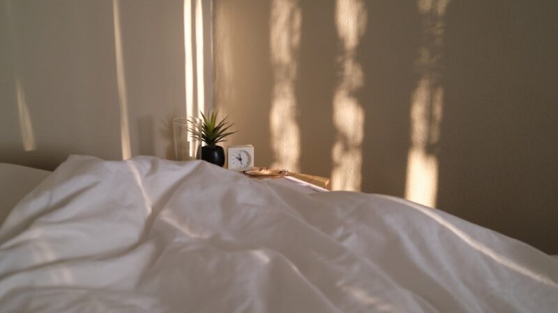 Półkotapczan czy tradycyjna kanapa? Co lepiej sprawdzi się w małym wnętrzu?