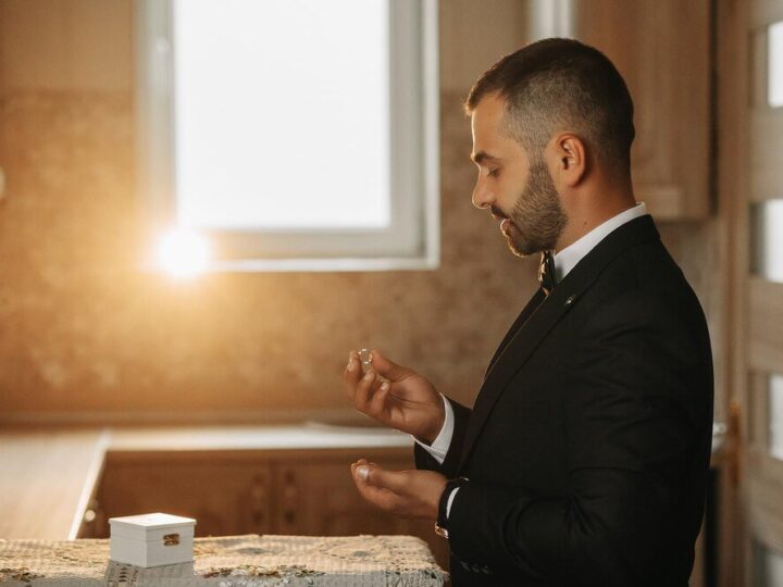 Krótkie życzenia dla księdza – eleganckie i taktowne słowa