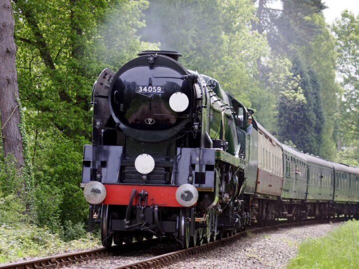 Krótkie życzenia na Dzień Kolejarza – proste słowa uznania i szacunku