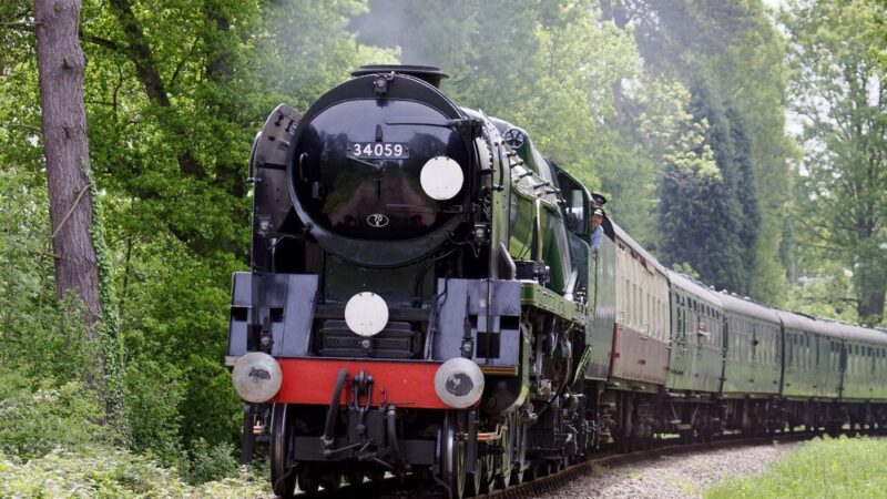 Krótkie życzenia na Dzień Kolejarza – proste słowa uznania i szacunku