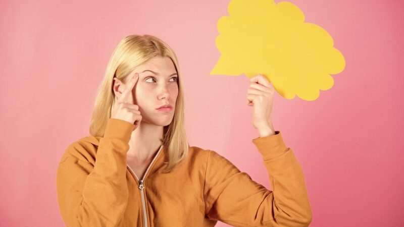 Samokrytyka synonim – jak inaczej powiedzieć?