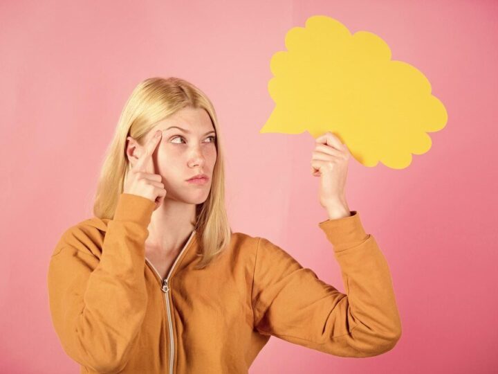 Samokrytyka synonim – jak inaczej powiedzieć?