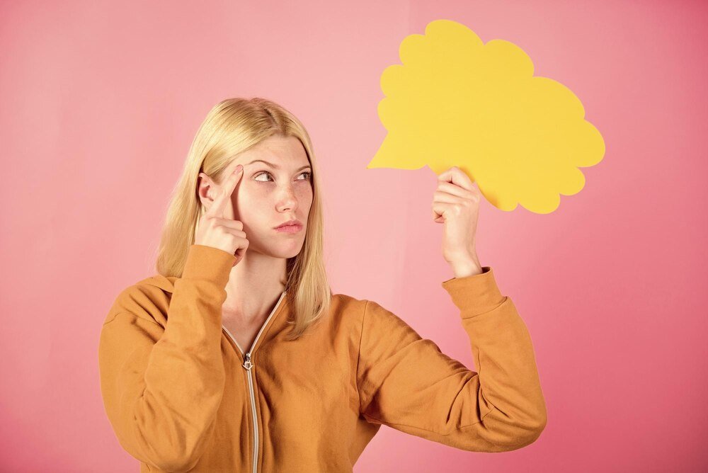 Samokrytyka synonim – jak inaczej powiedzieć?