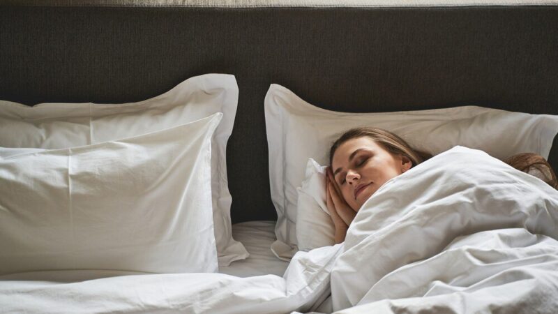 Sennik adorowana przez mężczyznę – co mówi o Twoich potrzebach?