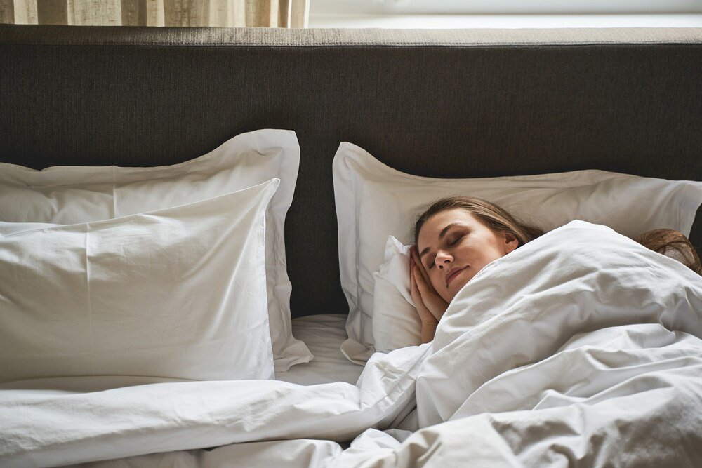 Sennik adorowana przez mężczyznę – co mówi o Twoich potrzebach?