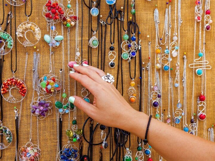 Sennik biżuteria – bogactwo, uczucia, zobowiązania