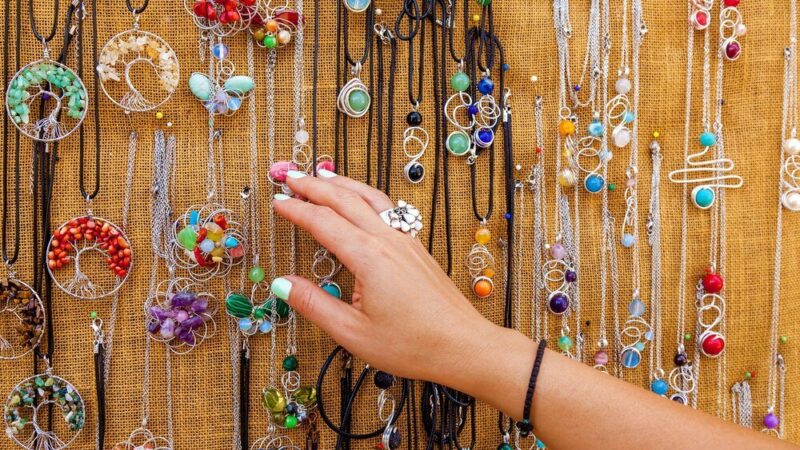 Sennik biżuteria – bogactwo, uczucia, zobowiązania