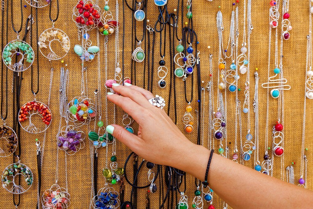 Sennik biżuteria – bogactwo, uczucia, zobowiązania