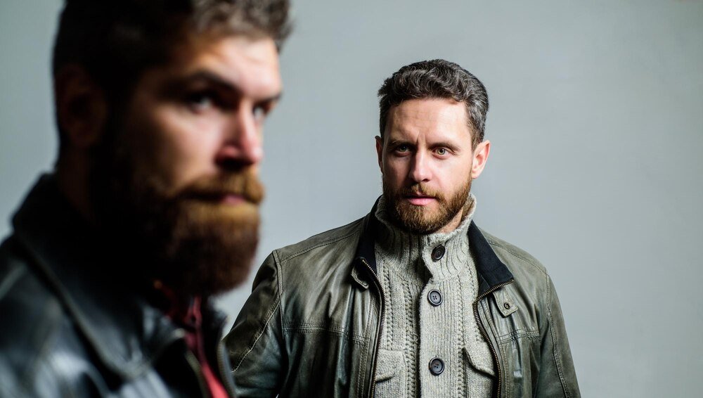 Sennik bójka dwóch mężczyzn – wewnętrzny konflikt i napięcia