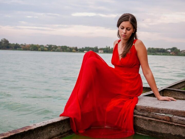 Sennik czerwona sukienka – namiętność, odwaga, prowokacja