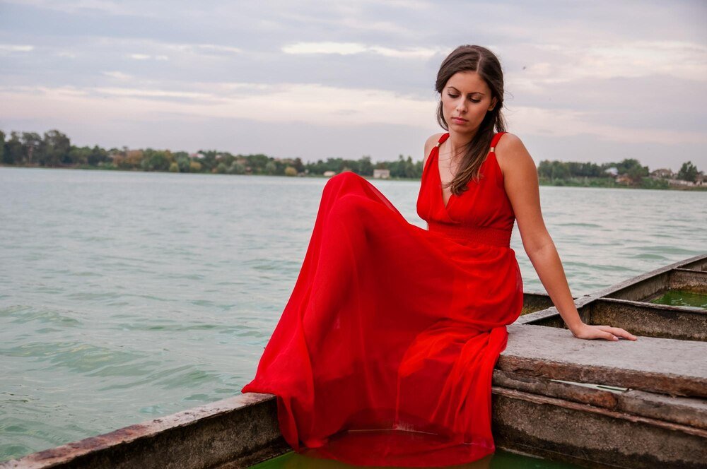 Sennik czerwona sukienka – namiętność, odwaga, prowokacja