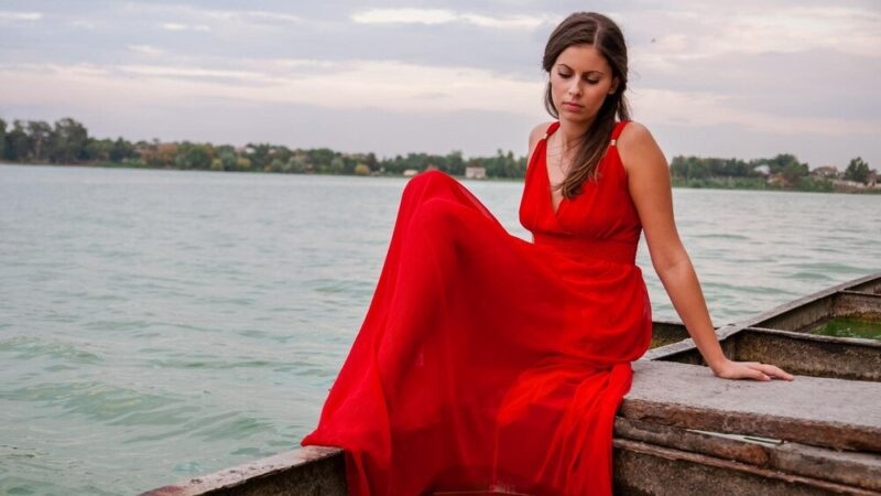Sennik czerwona sukienka – namiętność, odwaga, prowokacja