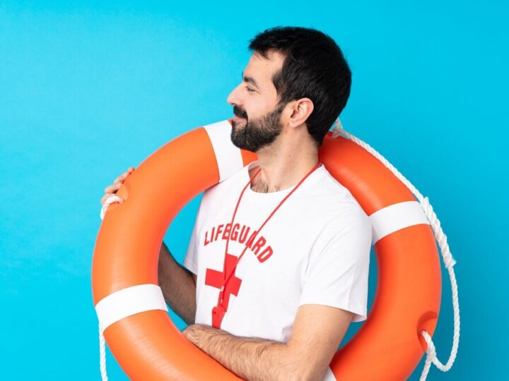 Sennik ratować tonącego – potrzeba pomocy i odpowiedzialności