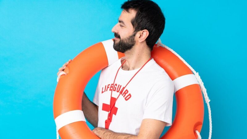 Sennik ratować tonącego – potrzeba pomocy i odpowiedzialności