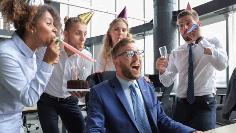 Życzenia urodzinowe dla dyrektora – oficjalne i kulturalne propozycje