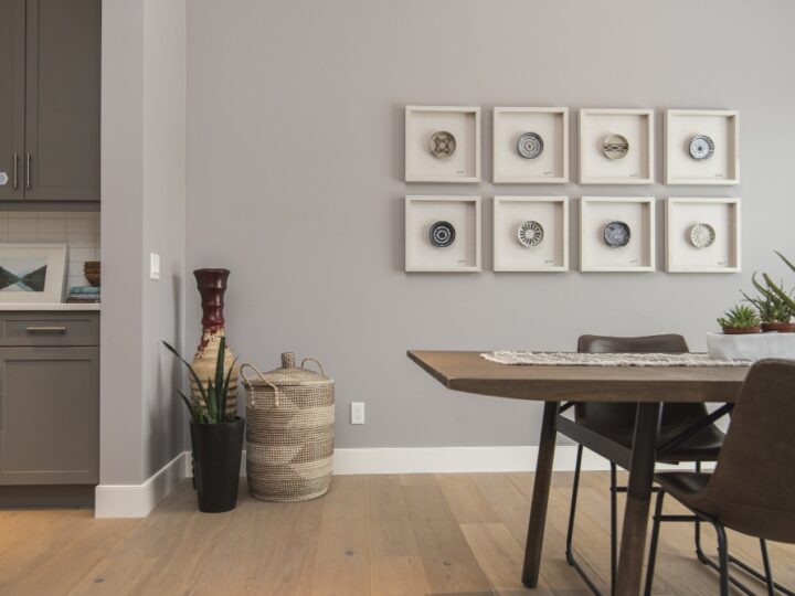 Listwa przypodłogowa srebrna, szara i grafitowa – design, który podkreśla charakter wnętrza