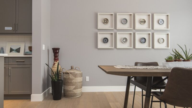 Listwa przypodłogowa srebrna, szara i grafitowa – design, który podkreśla charakter wnętrza