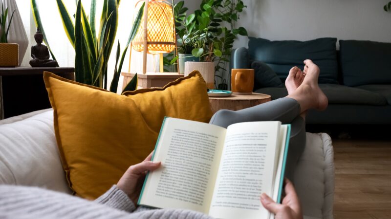 Slow reading po polsku – jak stare teksty duchowe stają się nowym rytuałem uważności