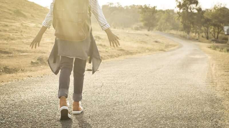 Jak zapomnieć o kimś – praktyczne sposoby na domknięcie relacji