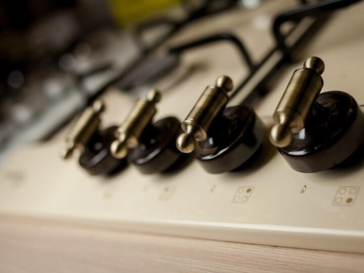 Kto wynalazł prąd – krótka historia odkrycia energii elektrycznej