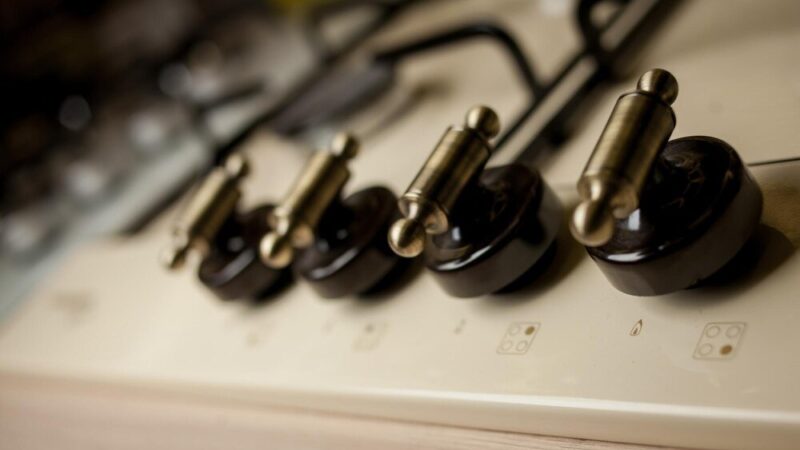 Kto wynalazł prąd – krótka historia odkrycia energii elektrycznej