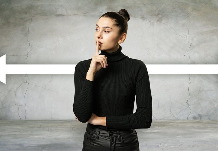 Nieobecna – razem czy osobno? Poprawna pisownia słowa