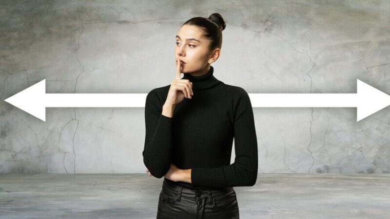 Nieobecna – razem czy osobno? Poprawna pisownia słowa