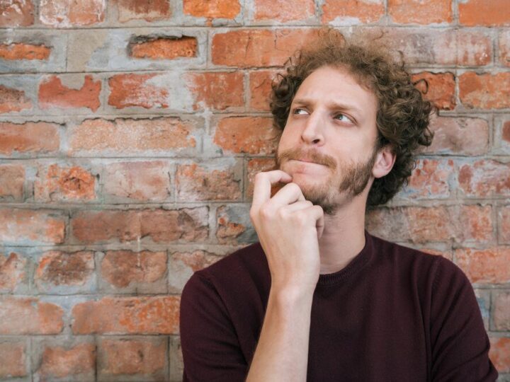 Tęskni ale się nie odzywa – co to może oznaczać w relacji?