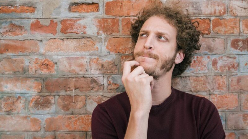 Tęskni ale się nie odzywa – co to może oznaczać w relacji?