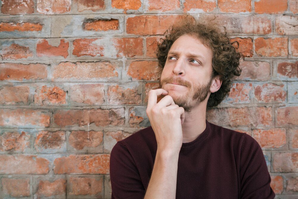 Tęskni ale się nie odzywa – co to może oznaczać w relacji?