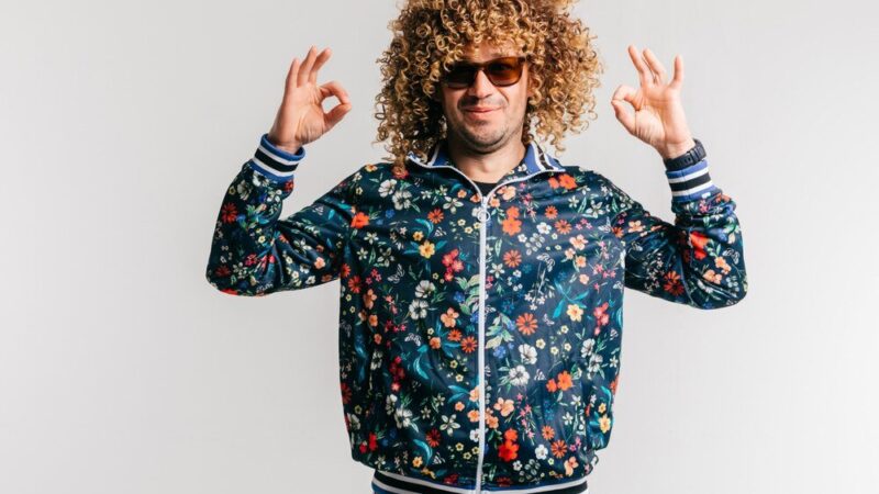 Lata 90. moda męska – styl, który wraca