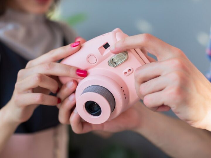 Polaroid czy Instax – co lepiej wybrać?