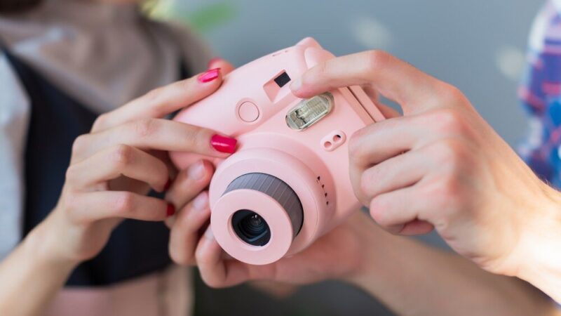 Polaroid czy Instax – co lepiej wybrać?